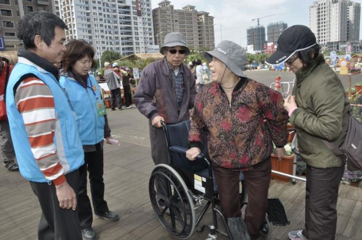 91歲老太太逛燈會　志工送來輪椅　家屬：揪感動ㄟ~